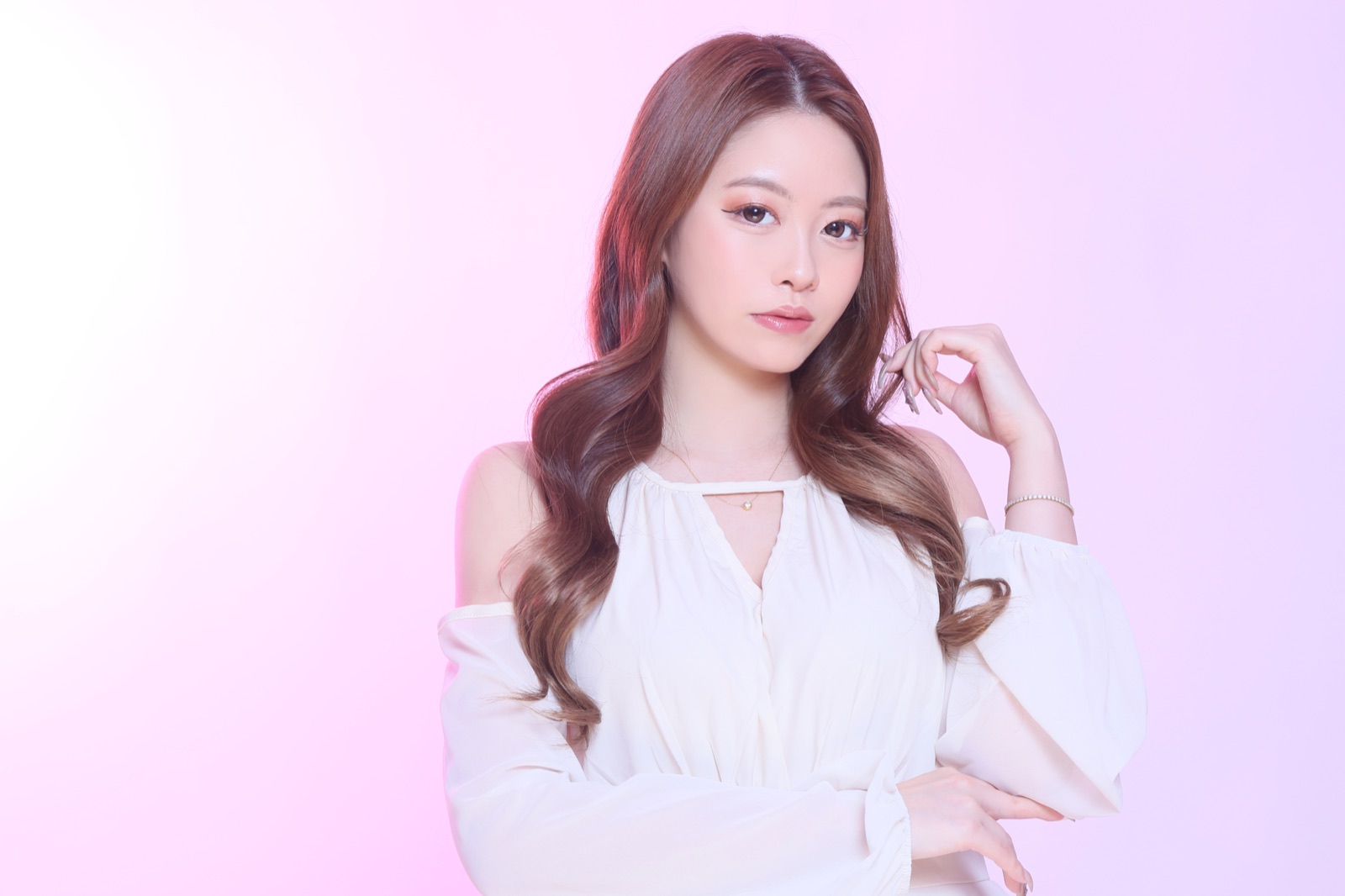 白いドレスのキャスト